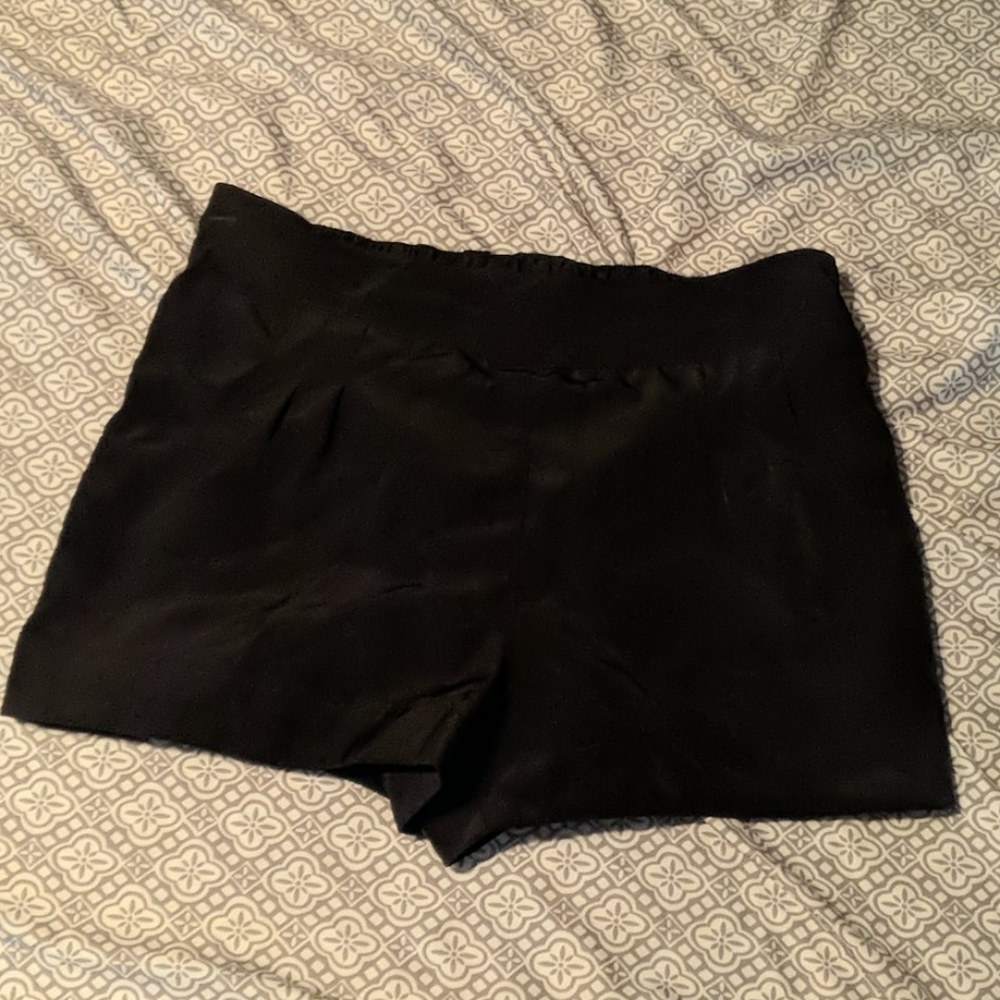 Ali & Kris Black Shorts. Size Large